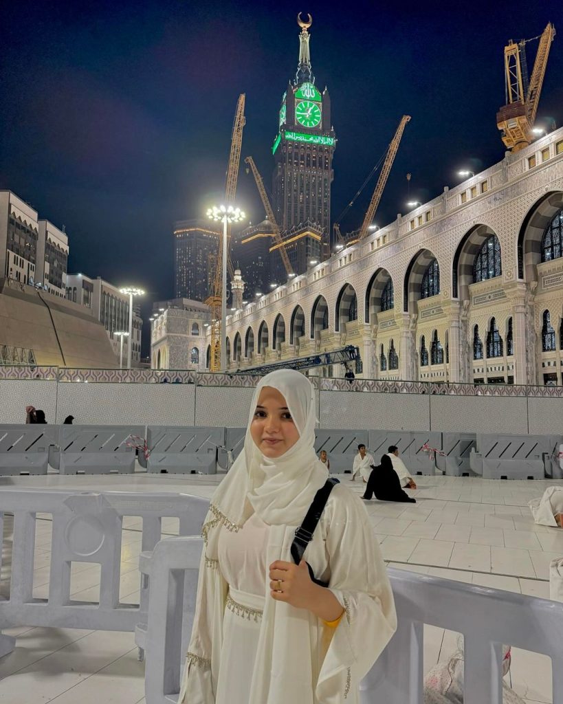 Rabeeca Khan Umrah Pictures with Family