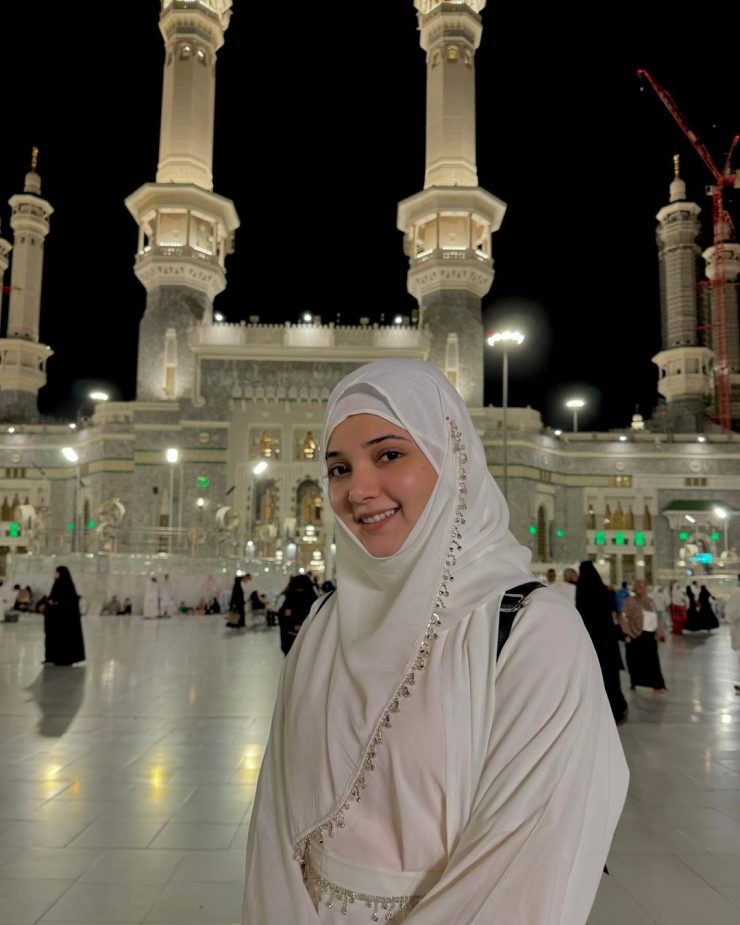 Rabeeca Khan Umrah Pictures with Family | Reviewit.pk