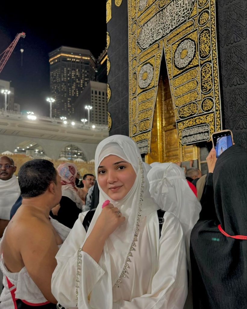 Rabeeca Khan Umrah Pictures with Family