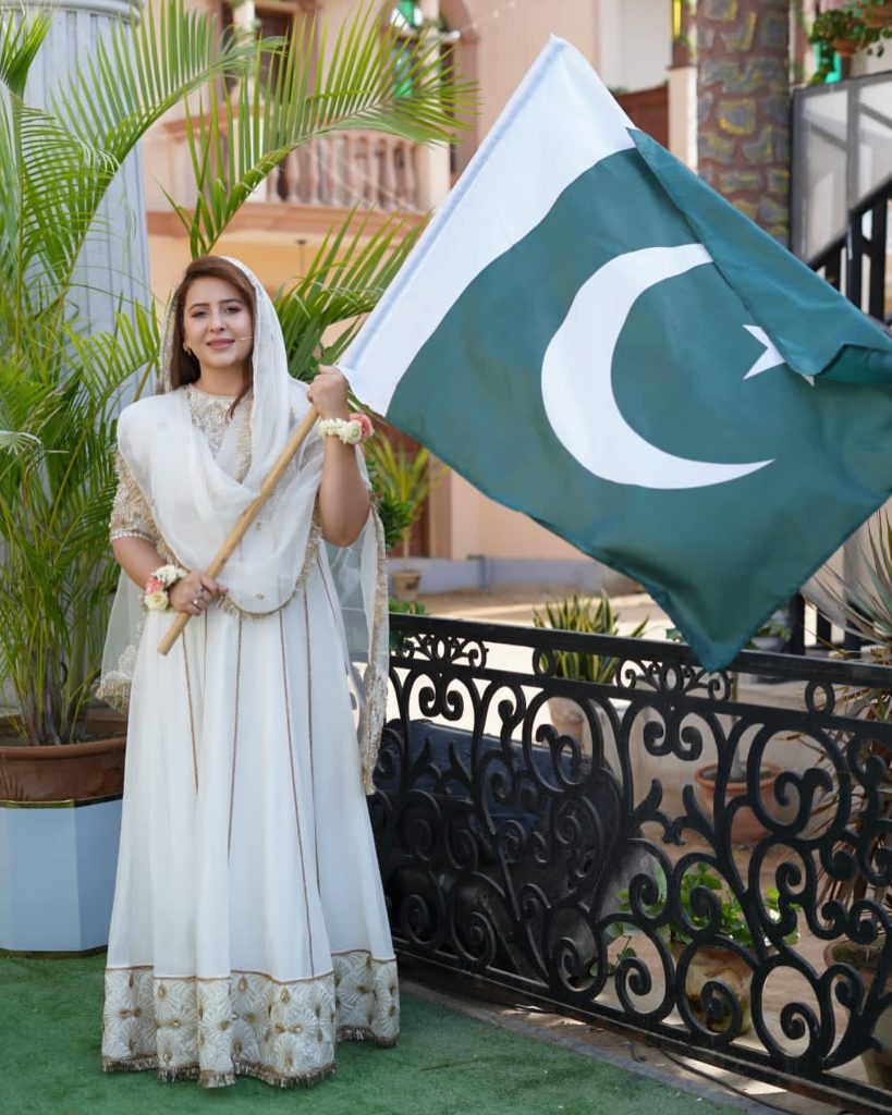 Pakistani Celebrities' Wishes & Messages on 14th August