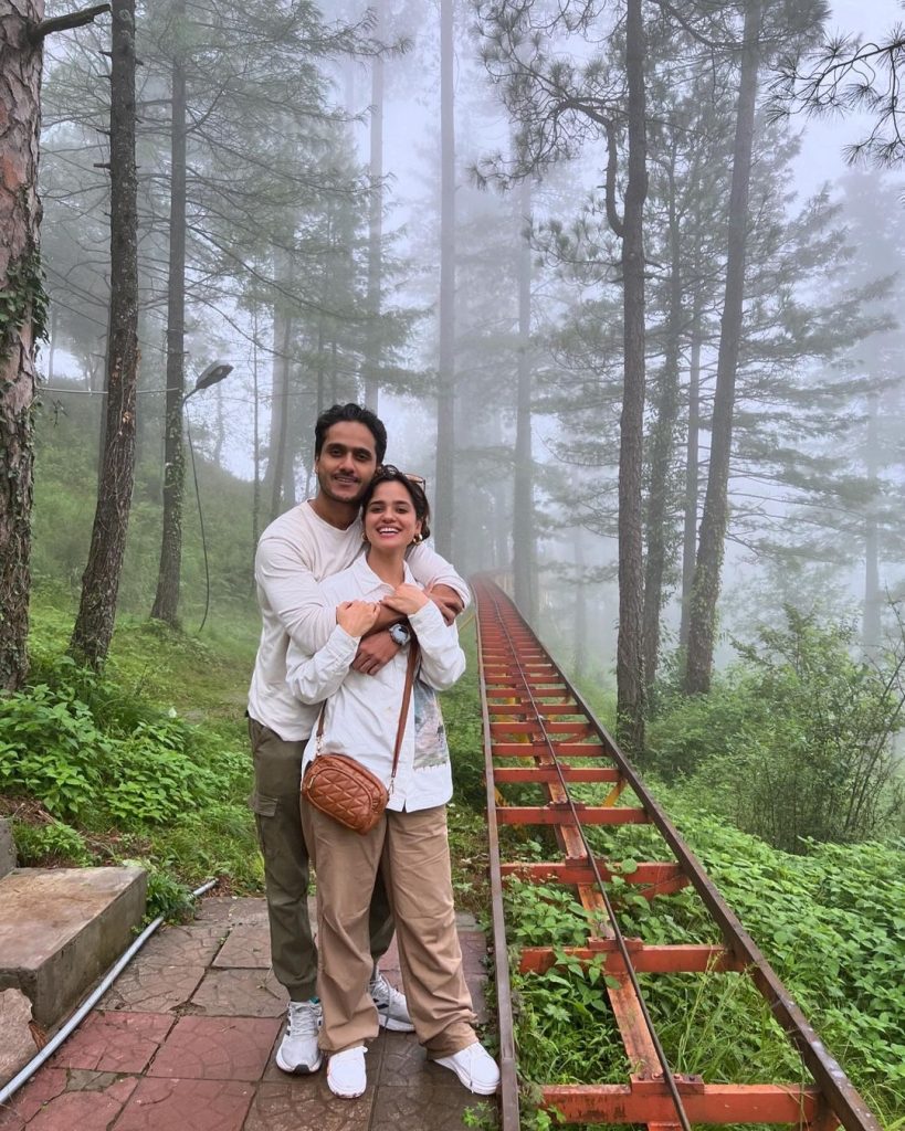 Rabya Kulsoom Beautiful Pictures with Husband From Murree & Ayubia