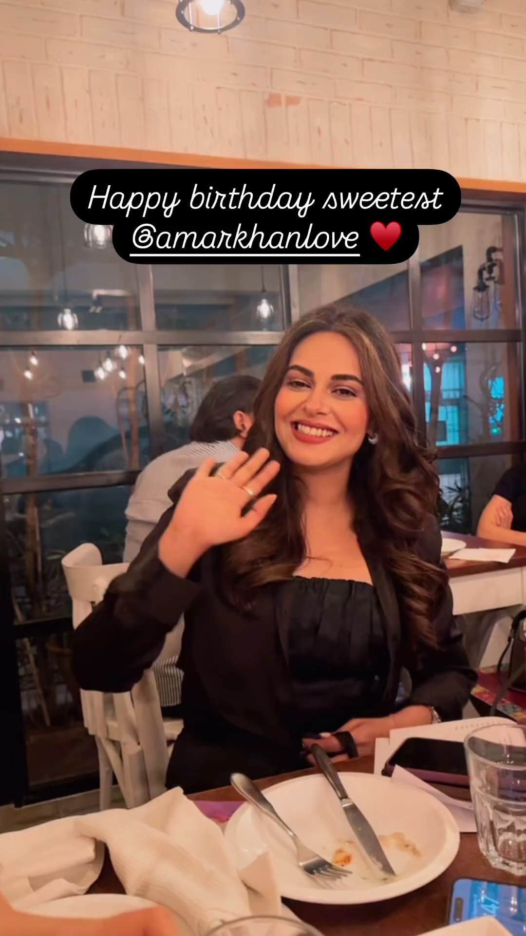 Amar Khan Celebrates Her Birthday With Friends | Reviewit.pk