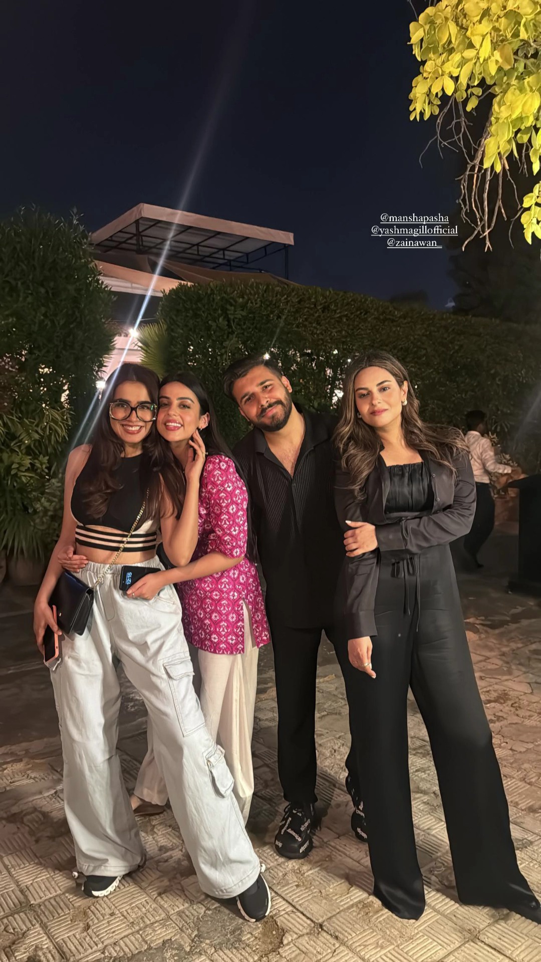 Amar Khan Celebrates Her Birthday With Friends | Reviewit.pk