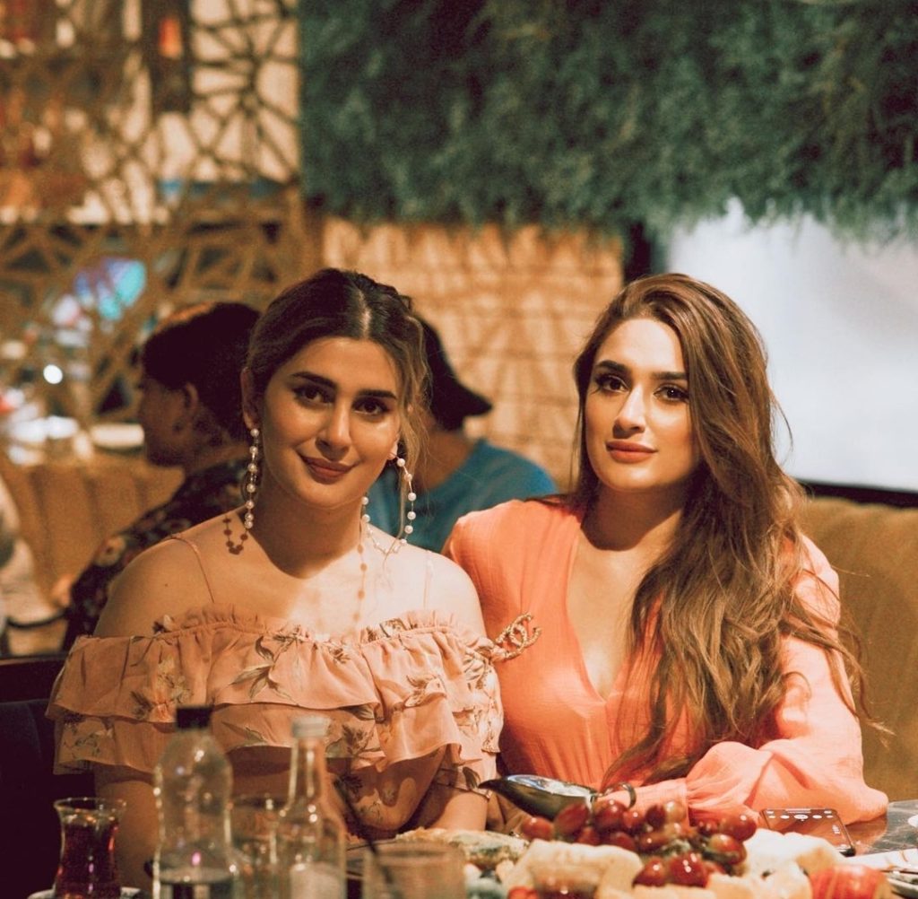 Kubra Khan's Beautiful Pictures with Her Elder Sister