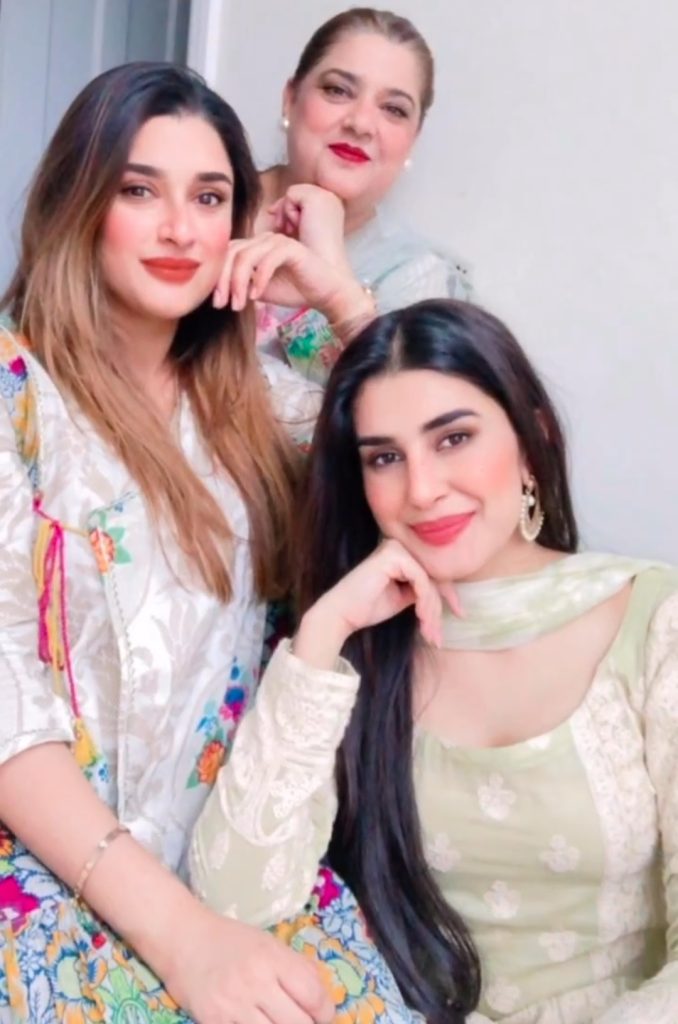 Kubra Khan's Beautiful Pictures with Her Elder Sister