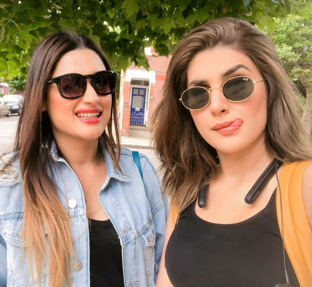 Kubra Khan's Beautiful Pictures with Her Elder Sister