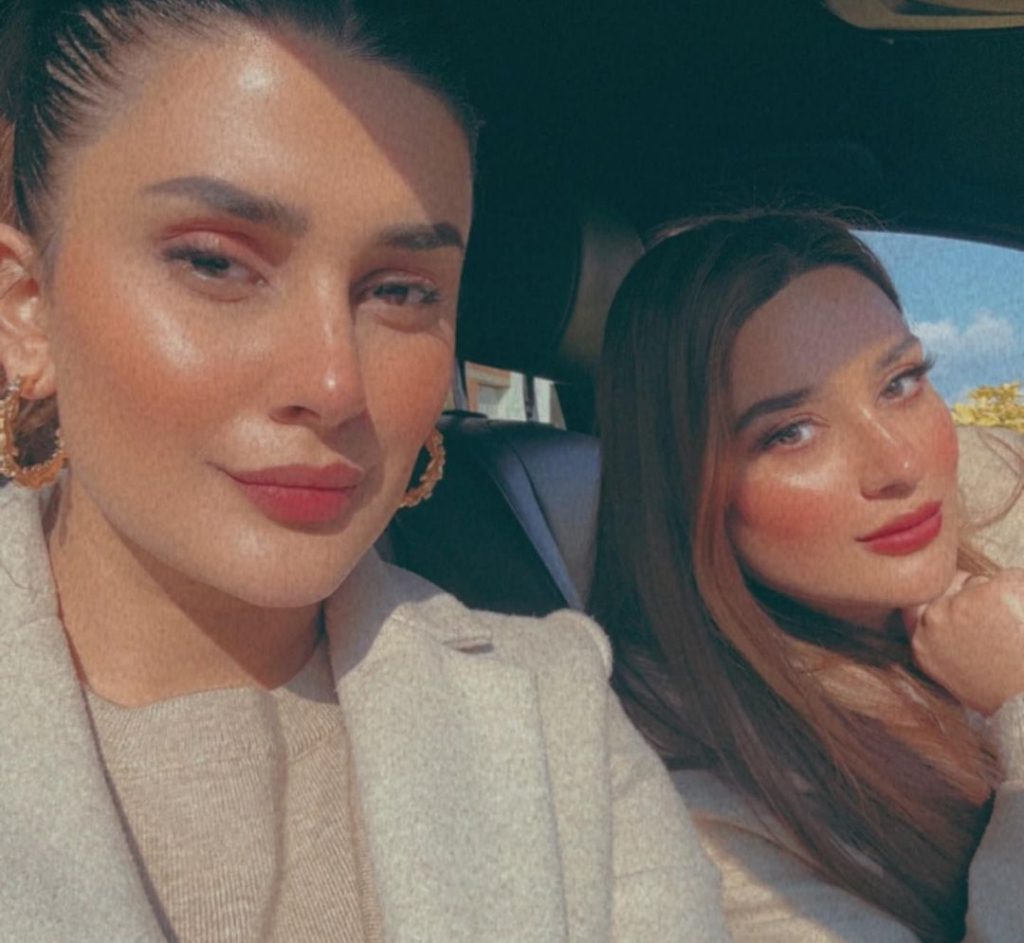 Kubra Khan's Beautiful Pictures with Her Elder Sister