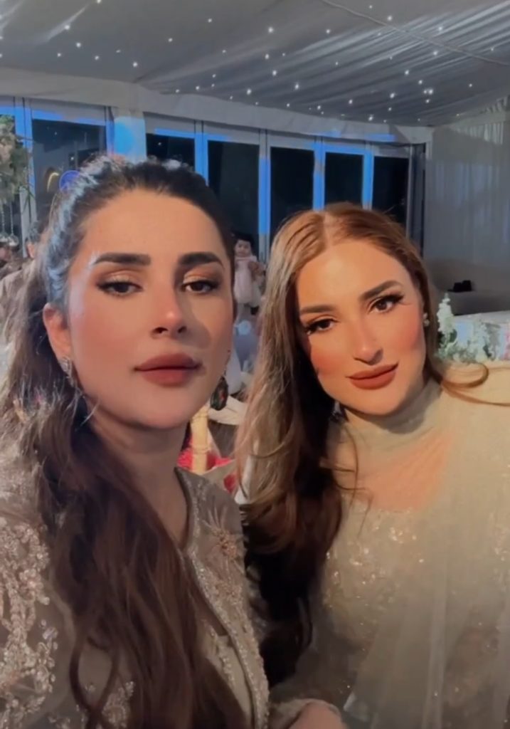 Kubra Khan's Beautiful Pictures with Her Elder Sister