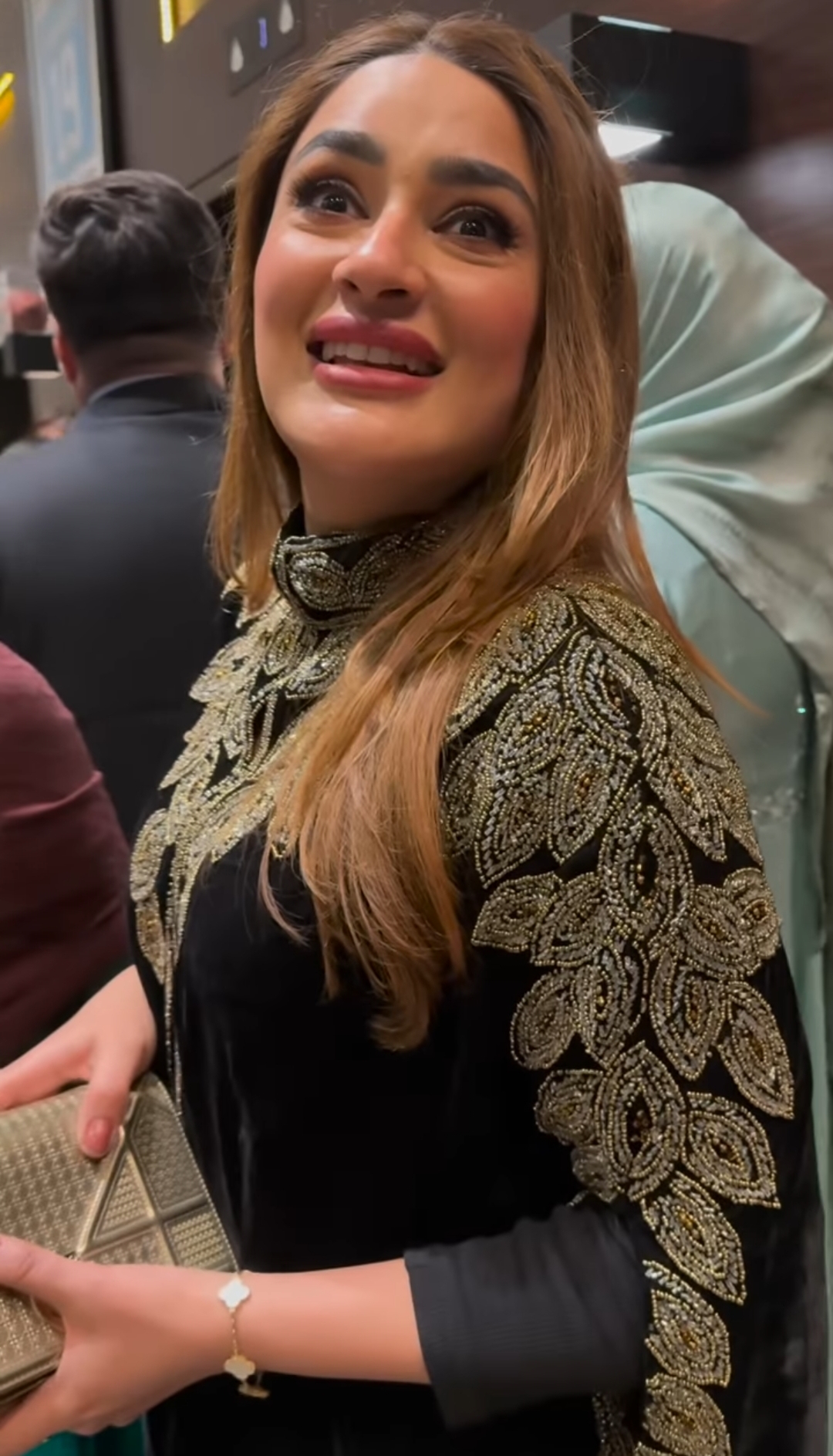 Kubra Rencber Kubra Khan's Beautiful Pictures with Her Elder Sister | Reviewit.pk