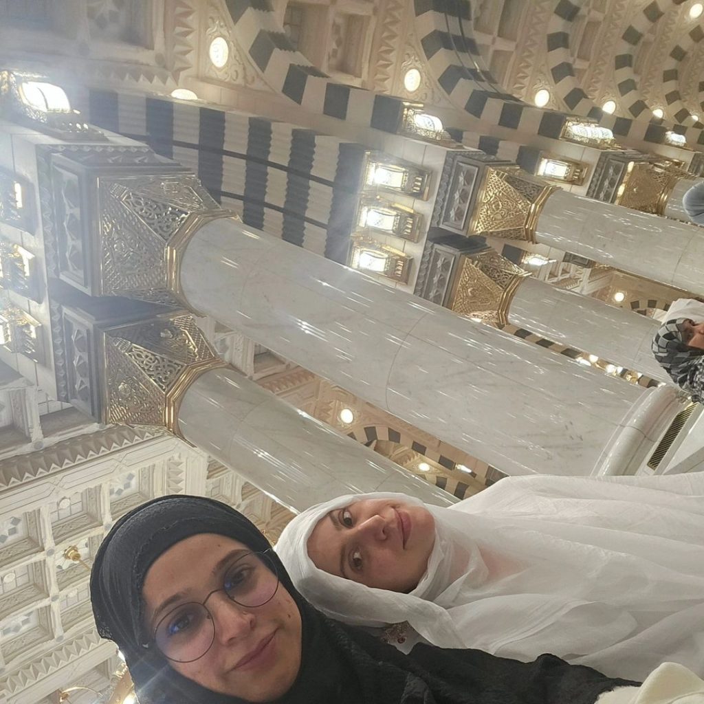 Noor Bukhari Umrah Trip Pictures with Daughter & Family