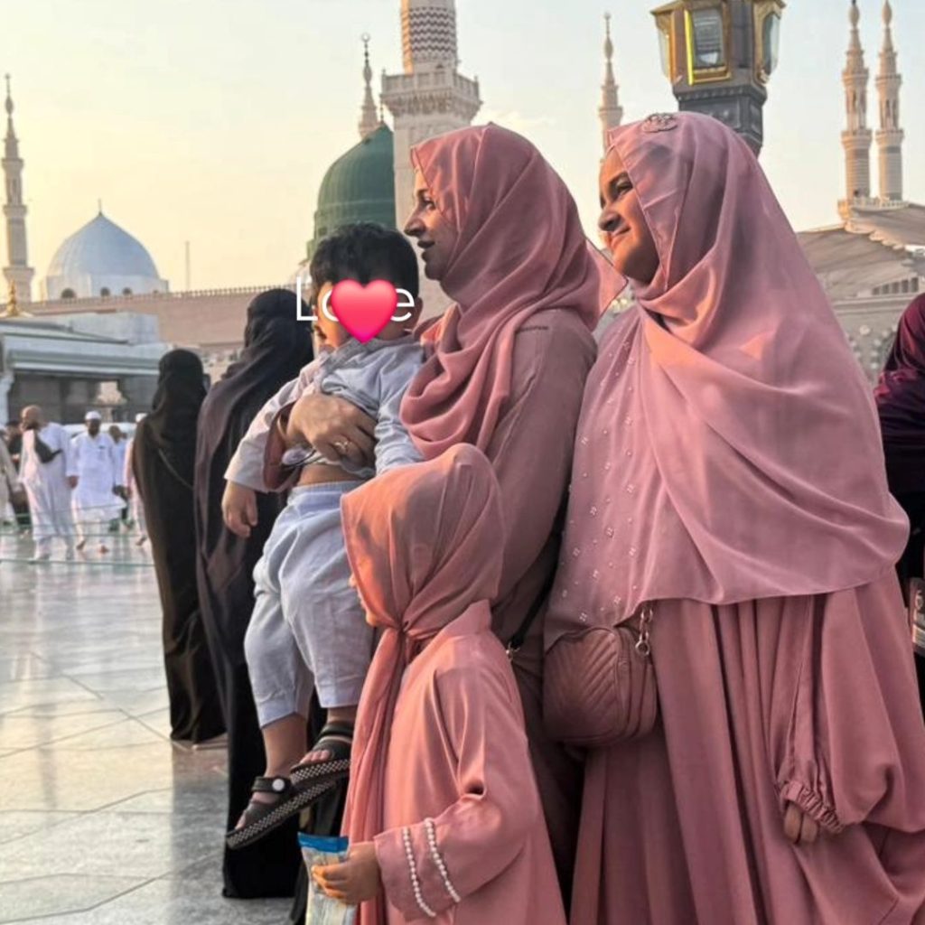 Noor Bukhari Umrah Trip Pictures with Daughter & Family