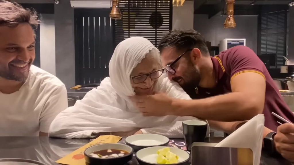 Zara Noor Abbas & Asad Siddiqui's Mothers Hilarious Reaction To Korean BBQ