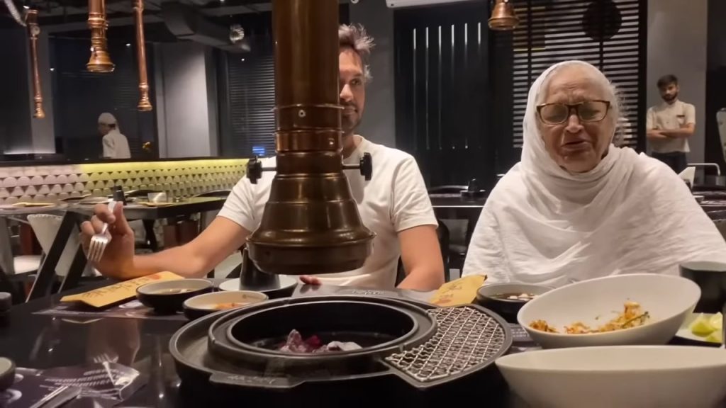 Zara Noor Abbas & Asad Siddiqui's Mothers Hilarious Reaction To Korean BBQ