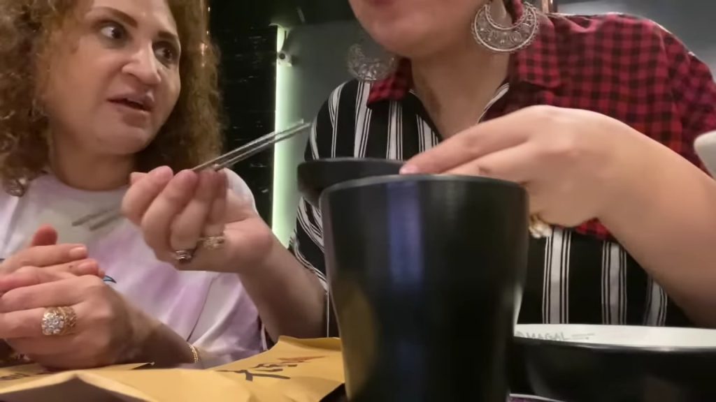 Zara Noor Abbas & Asad Siddiqui's Mothers Hilarious Reaction To Korean BBQ