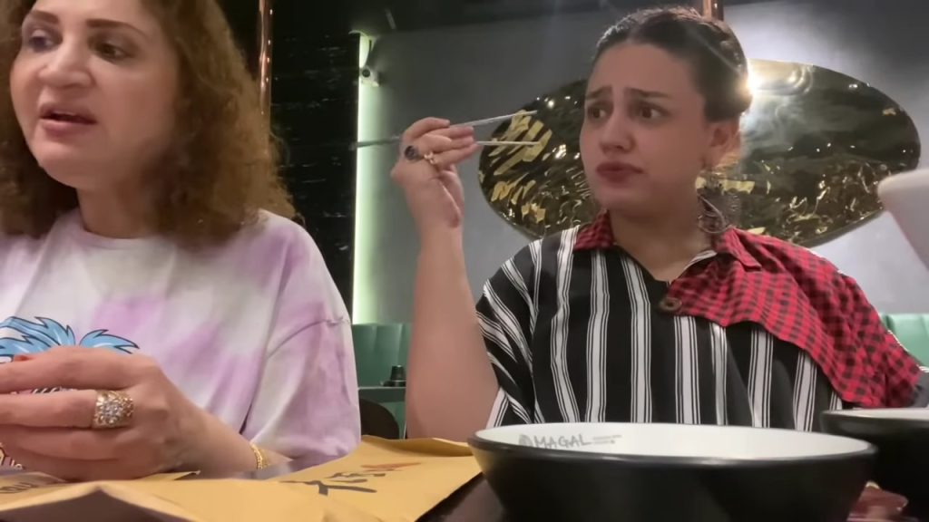 Zara Noor Abbas & Asad Siddiqui's Mothers Hilarious Reaction To Korean BBQ