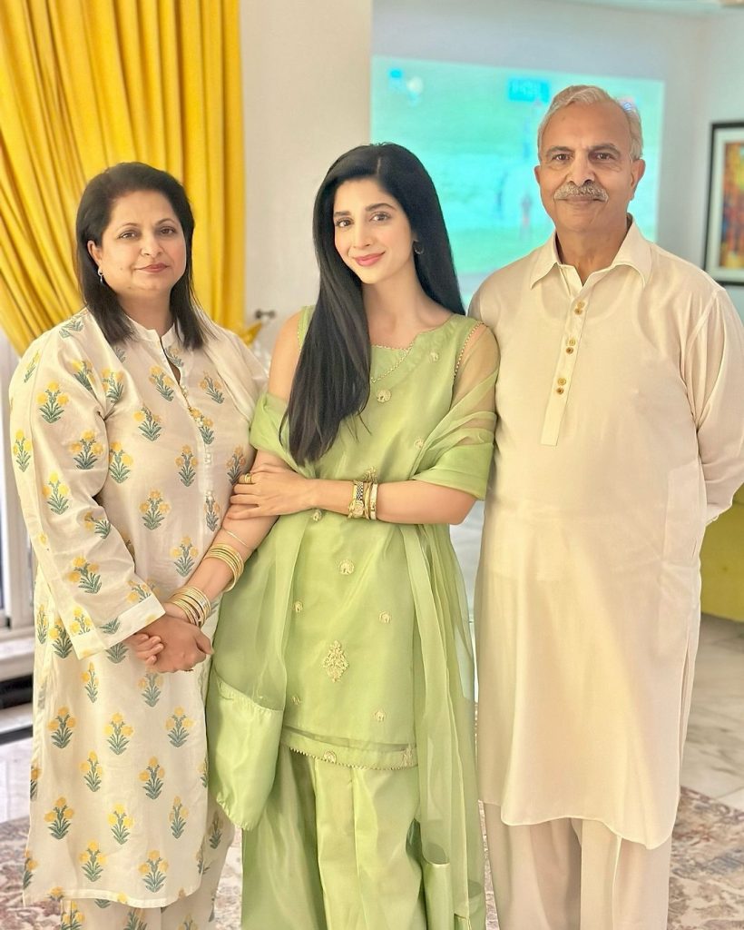 Urwa Hocane and Marwa Hocane New Pictures with Their Parents | Reviewit.pk