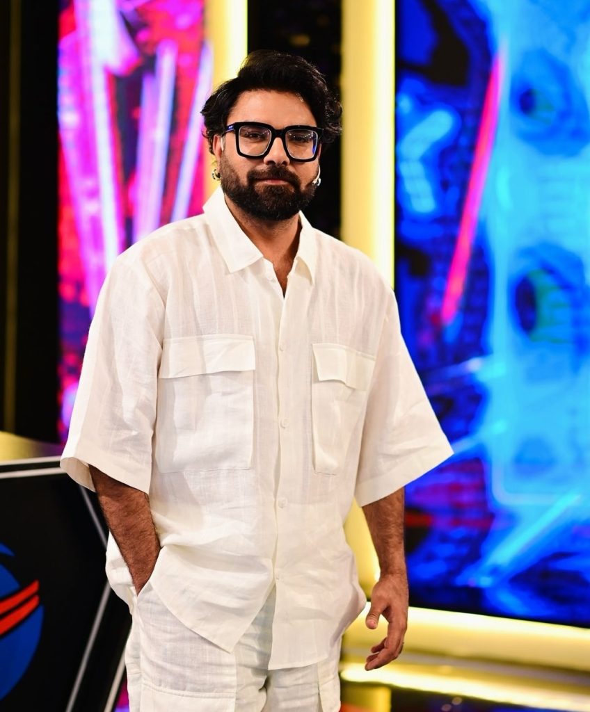 Yasir Hussain Taunts Sonya Hussyn for Her Bold Dressing