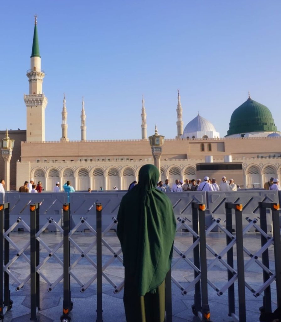 Cricketer Imad Wasim Performed Umrah with Family