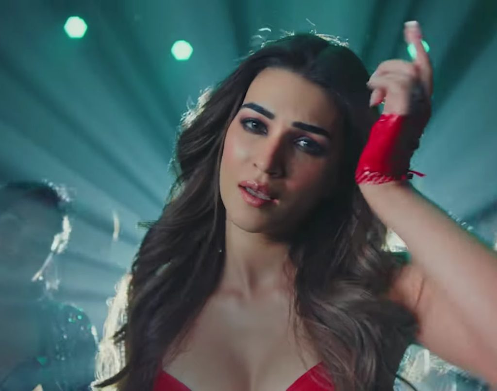 Kriti Sanon Copies Reshma Jee's Iconic Song Akhiyaan De Kol