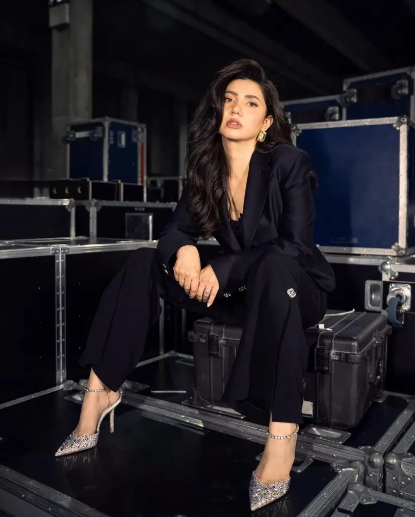 Mahira Khan's Overexcited Ramp Walk Criticized