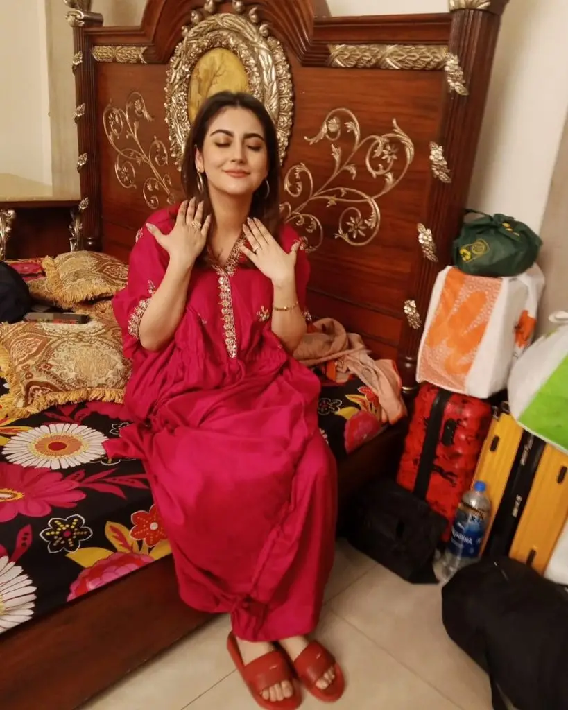 Hiba Bukhari Shares Memorable Pictures from Jaan Nisar Set