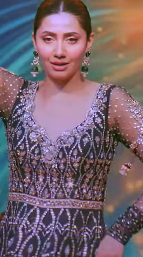 Mahira Khan and Hania Aamir dance videos from Hum Awards