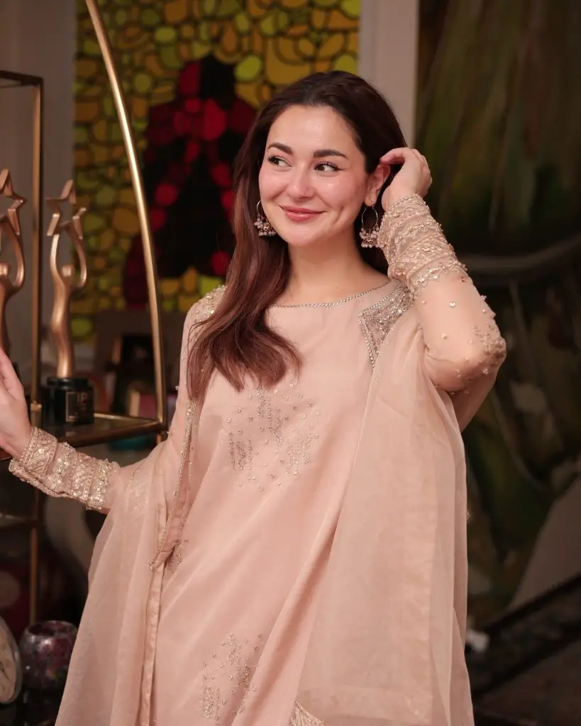 Indian Host Falls In Love With Hania Aamir