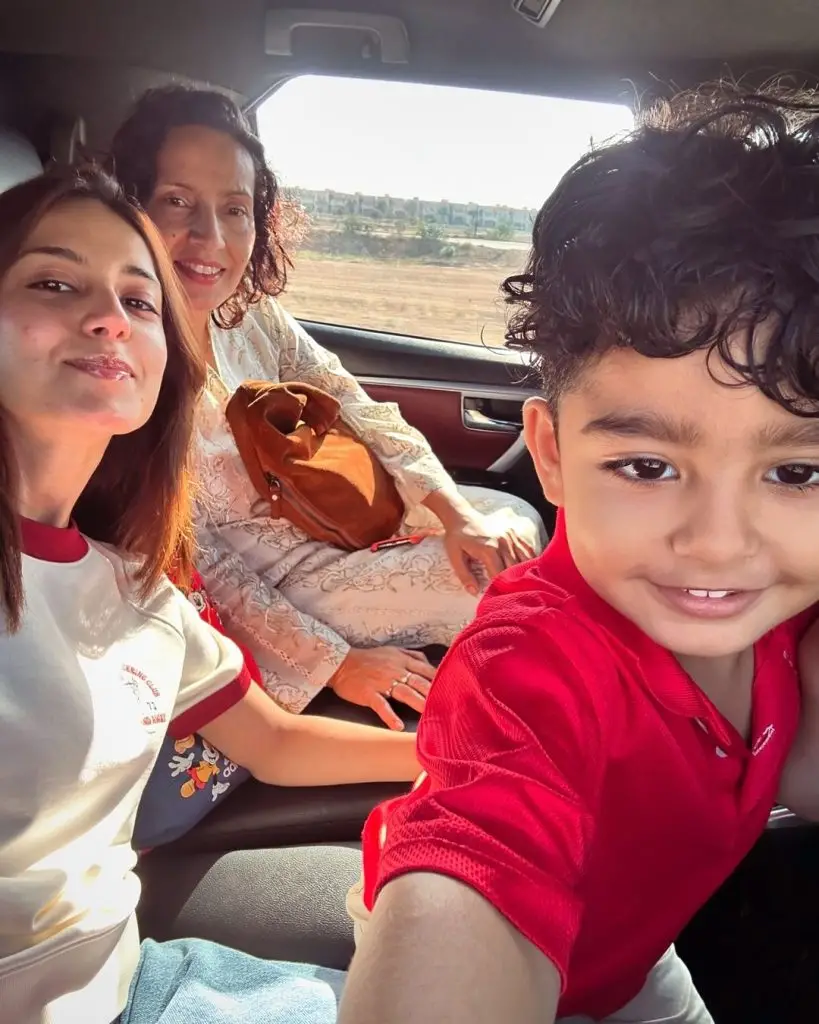 Iqra Aziz's New Stunning Family Photos