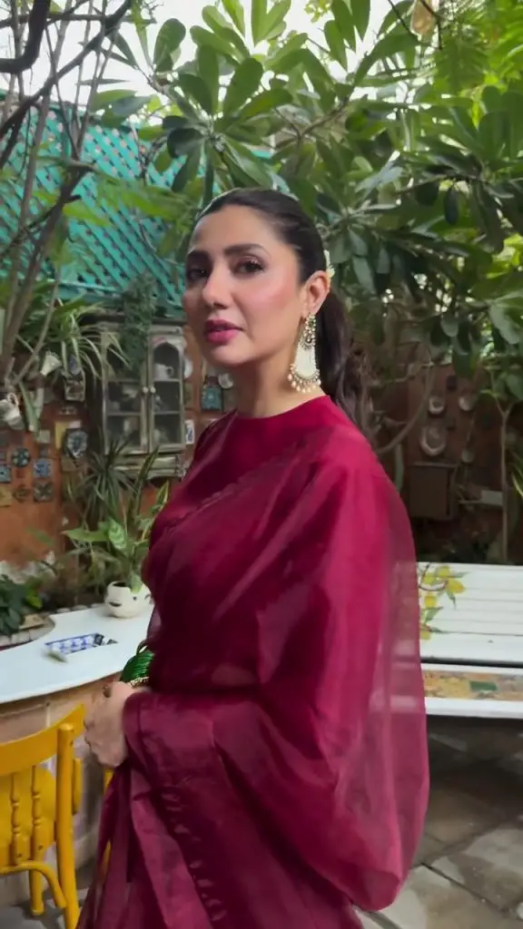 Mahira Khan Promotes Sustainability With Saree Look