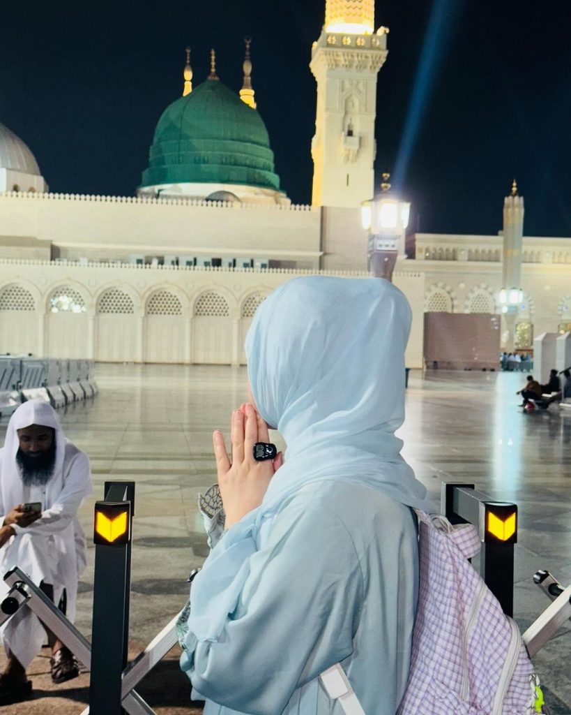 Shazeal Shoukat Performs Umrah