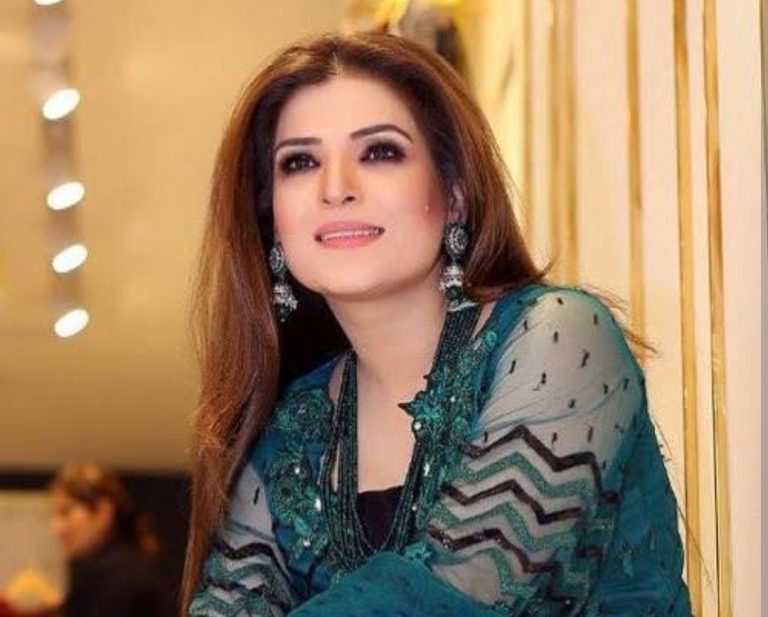 Resham Rangpur Resham's Heartfelt Recall of Losing Her Parents | Reviewit.pk