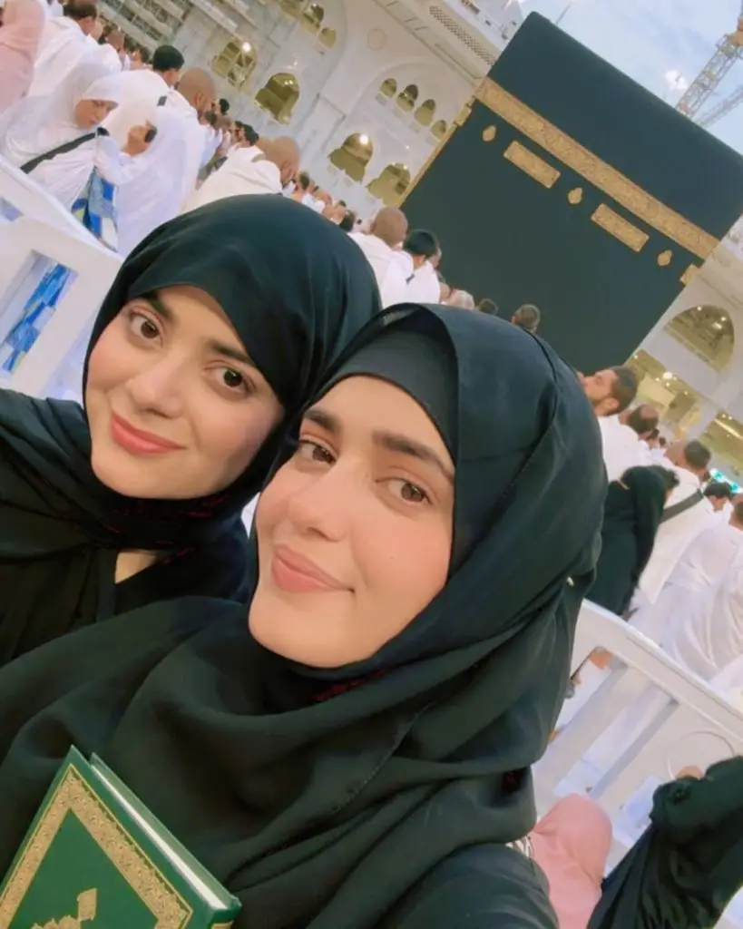 Sumbul Iqbal and Kompal Iqbal Umrah Pictures