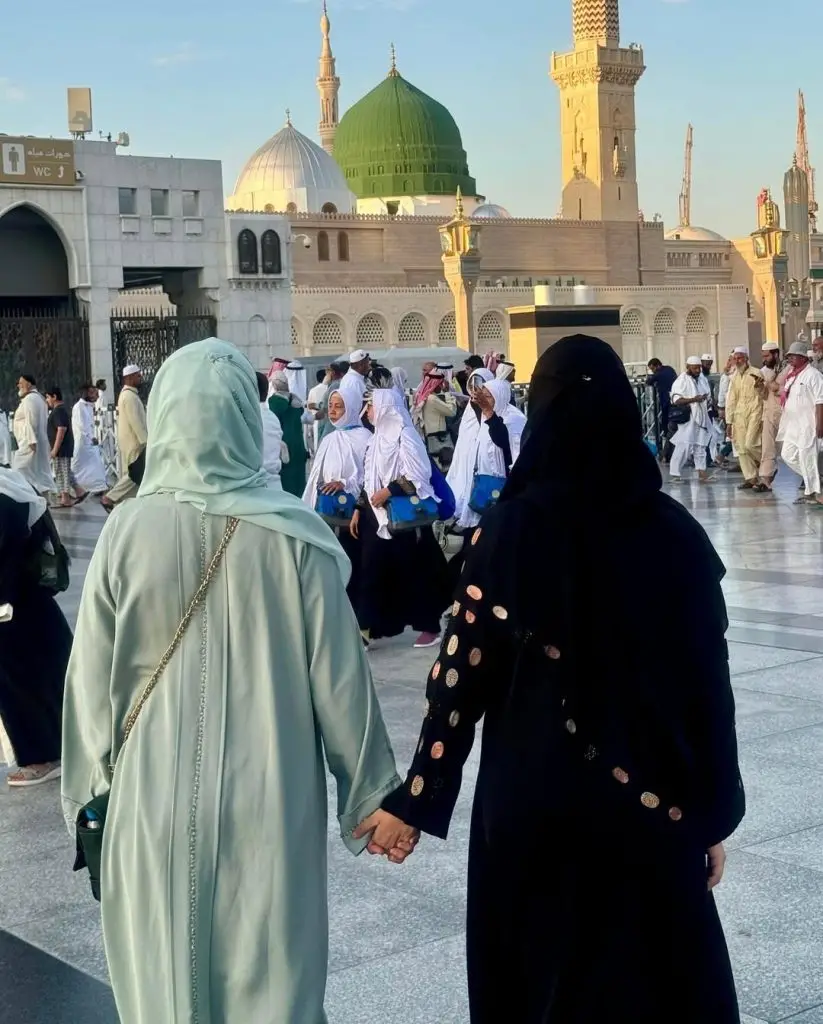 Sumbul Iqbal and Kompal Iqbal Umrah Pictures