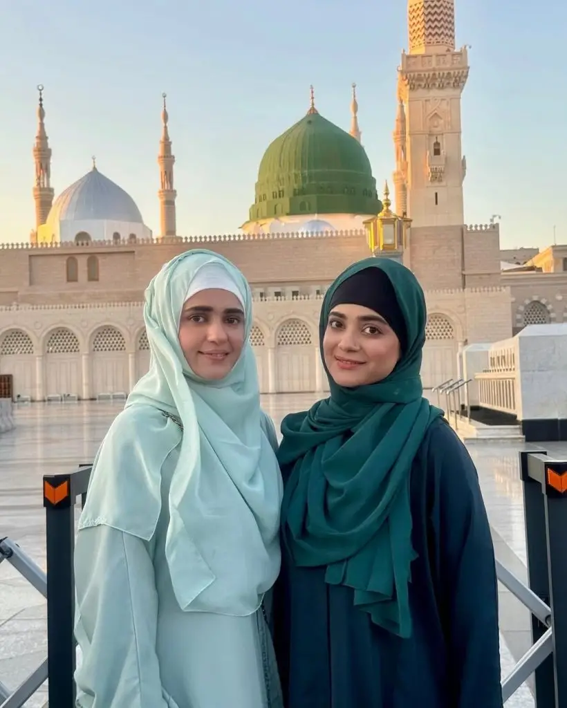 Sumbul Iqbal and Kompal Iqbal Umrah Pictures