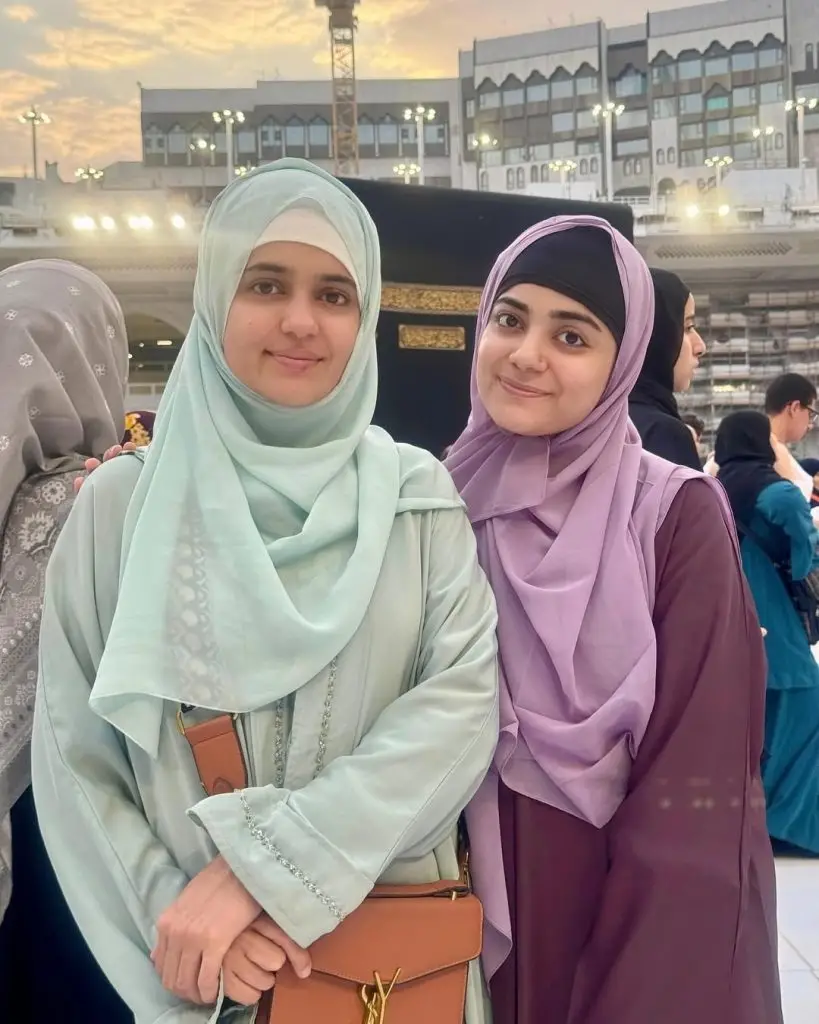 Sumbul Iqbal and Kompal Iqbal Umrah Pictures