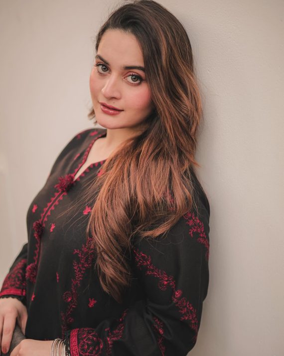 Aiman Khan Shares Beautiful Family Pictures | Reviewit.pk