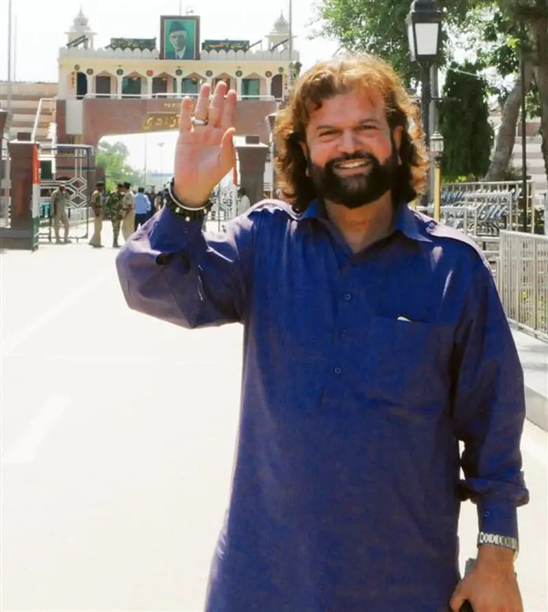 Renowned Singer Hans Raj Hans Shares Love For Pakistan