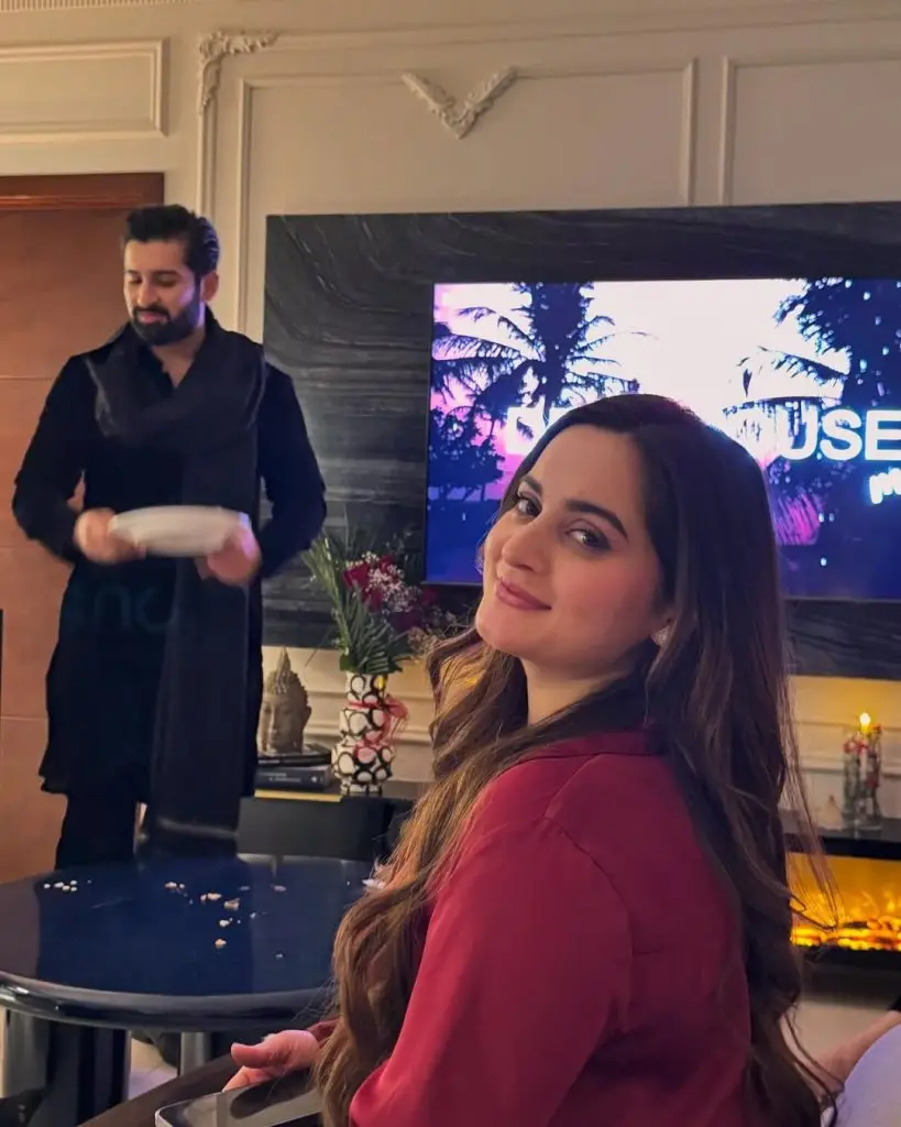 Minal Khan Shares Clicks from Star-Studded Christmas Dinner