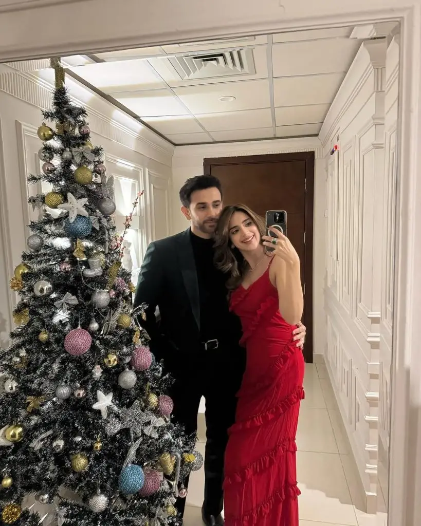 Minal Khan Shares Clicks from Star-Studded Christmas Dinner