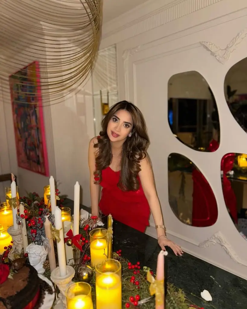 Minal Khan Shares Clicks from Star-Studded Christmas Dinner