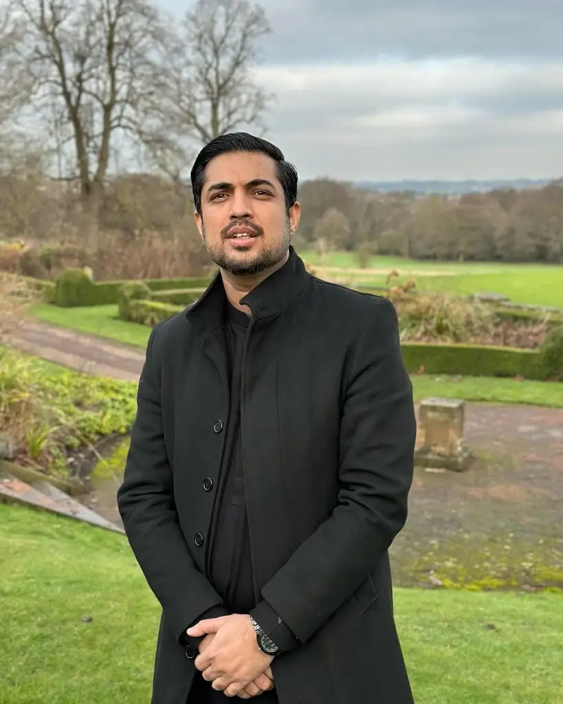 Iqrar Ul Hassan & Aroosa Iqrar New Pictures from UK