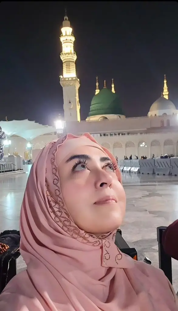 Maria B’s Soulful Naat Recitation and Pictures from Masjid-e-Nabwi