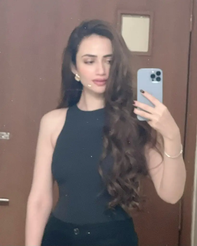 Sana Javed's recent photos are facing criticism from fans