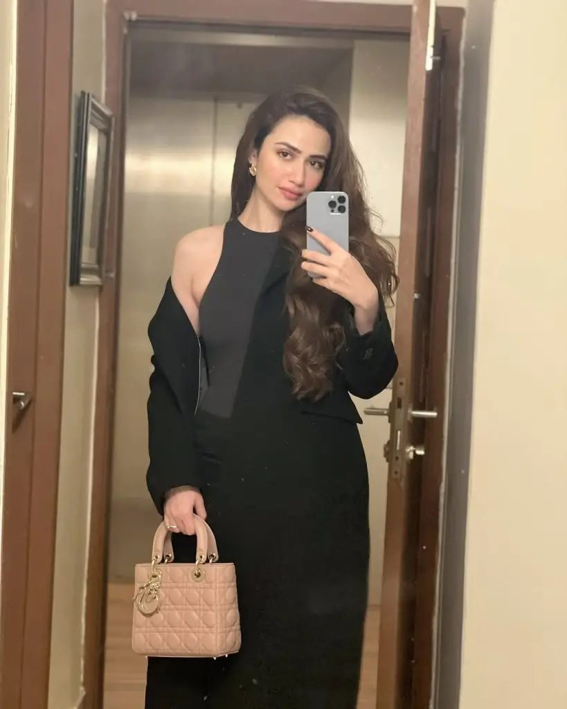 Sana Javed's recent photos are facing criticism from fans