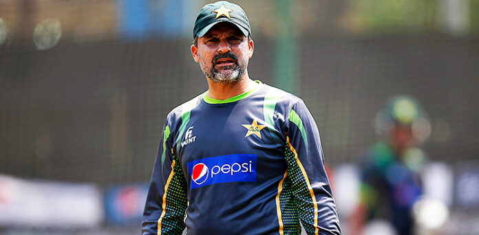 Moin Khan Calls Out Pakistani Cricketers Being Overfriendly With Team India