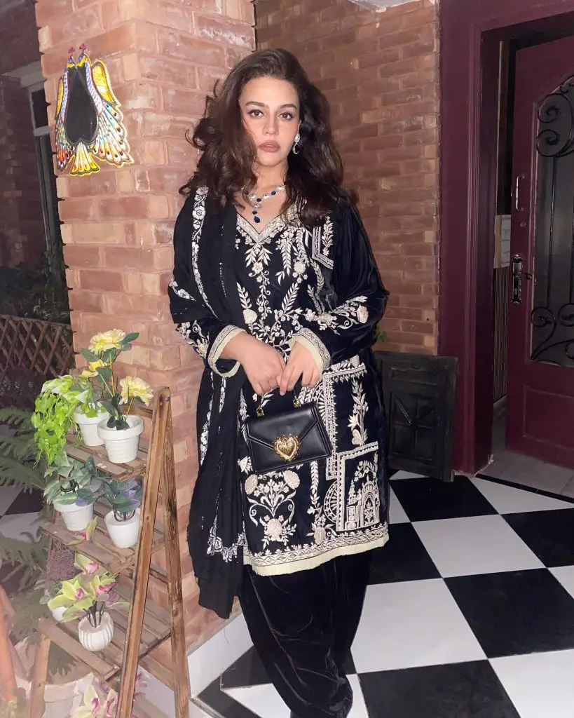 Zara Noor Abbas Warns Young Actors