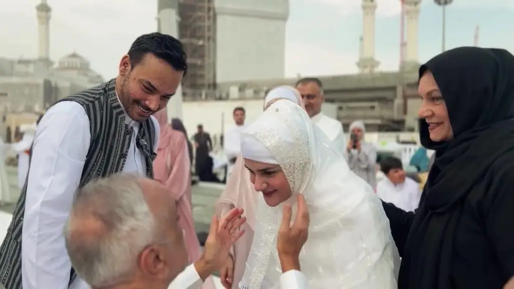 Kubra Khan & Gohar Rasheed Nikkah Video From Makkah