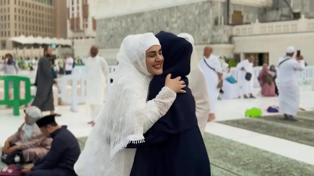 Kubra Khan & Gohar Rasheed Nikkah Video From Makkah