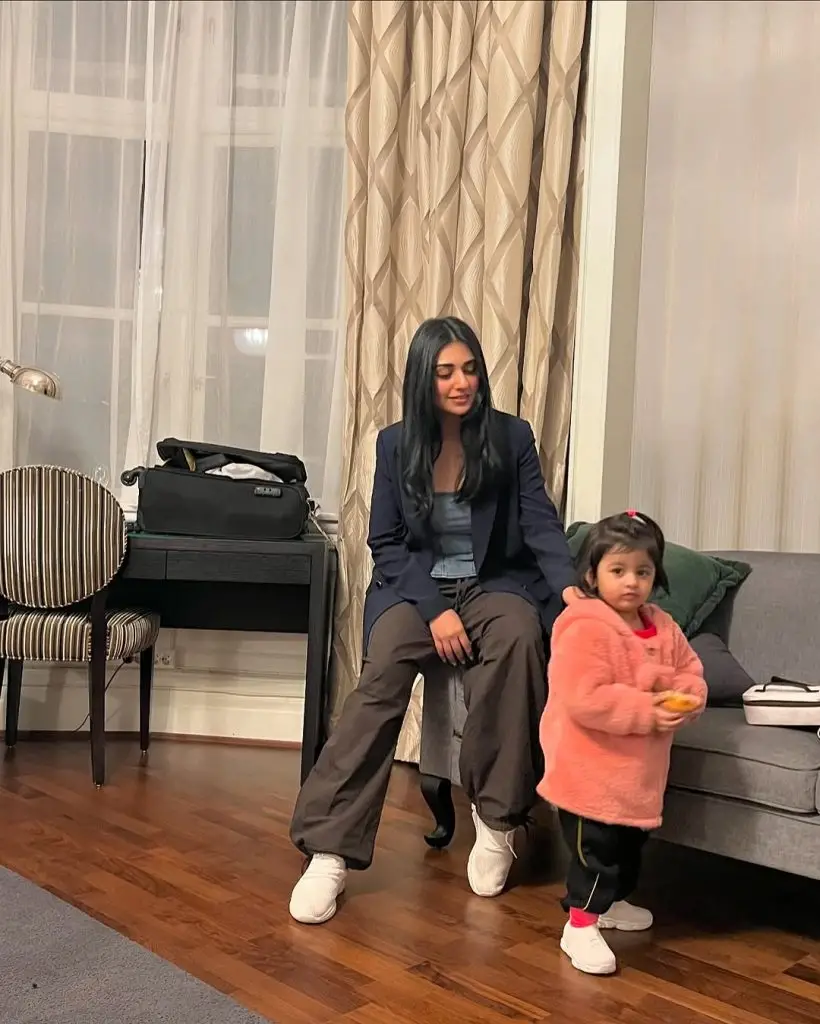 Sarah Khan & Daughter Alyana Falak Shine On GMP