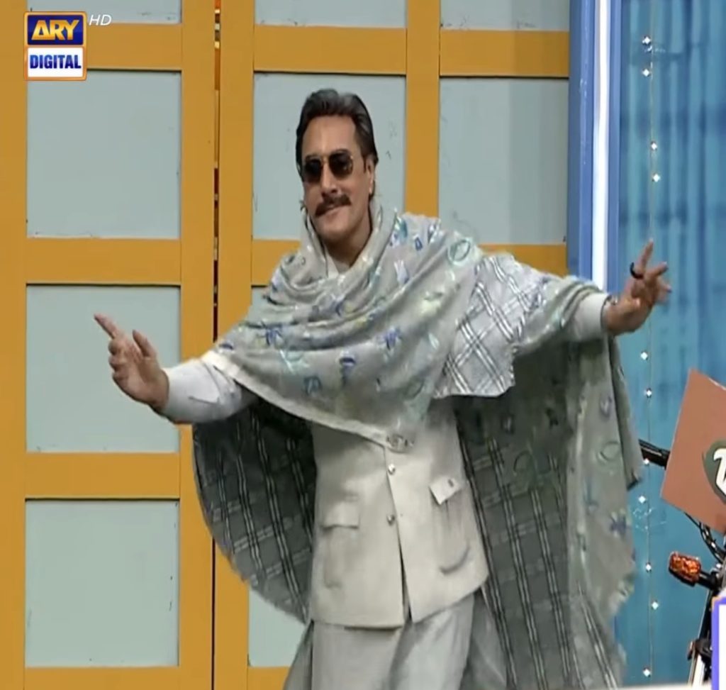 Adnan Siddiqui's ridiculous reaction to fans' shawl selection